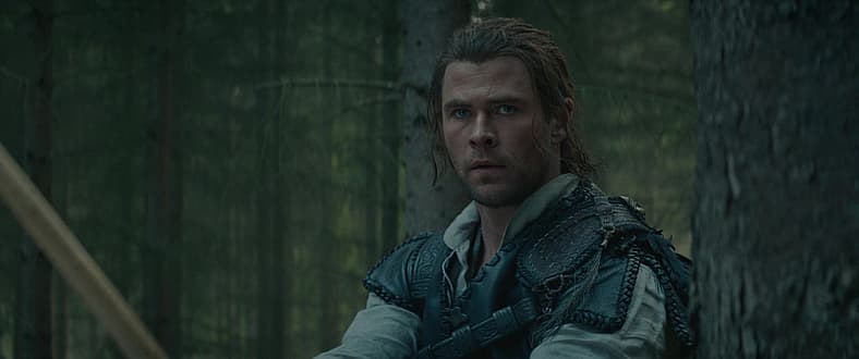 Eric (Chris Hemsworth) prepares to catch his next meal in The Huntsman: Winter's War (2016)