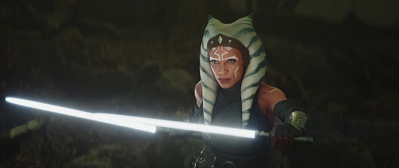 Ahsoka (Rosario Dawson) draws lightsabers on Din Djarin (Pedro Pascal) in The Mandalorian (2020)