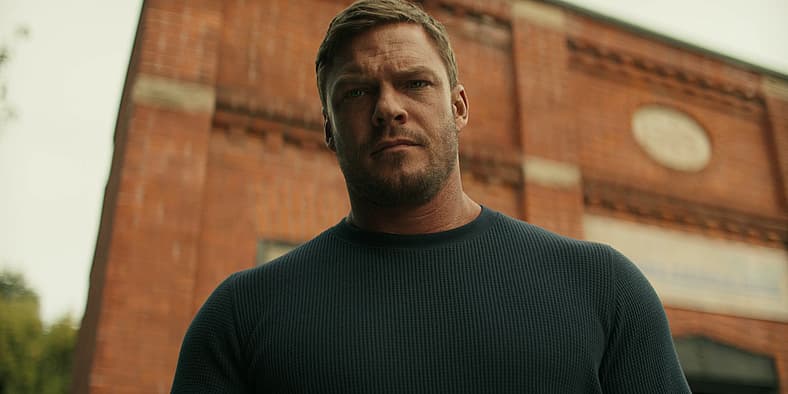 Jack (Alan Ritchson) faces money troubles in Reacher Season 2 Episode 1 "ATM" (2023), Amazon