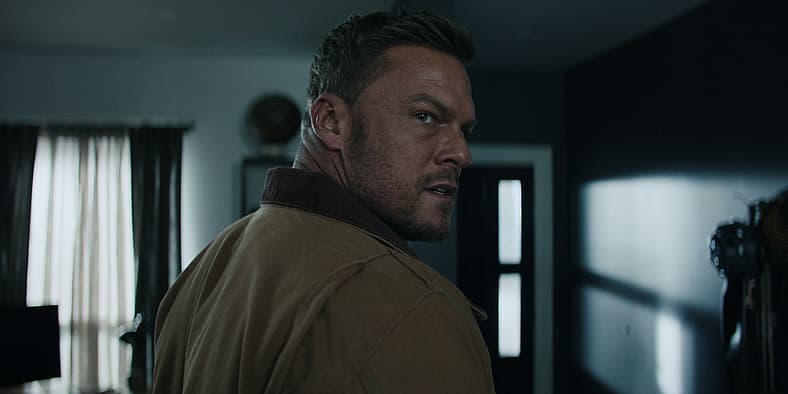 Jack (Alan Ritchson) realizes his unit is targeted in Reacher Season 2 Episode 1 "ATM" (2023)