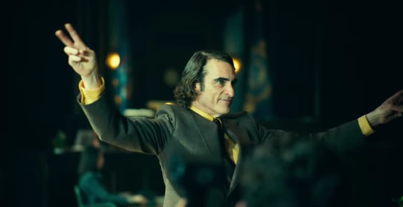 Arthur Fleck (Joaquin Phoenix) greets the public in Joker: Folie à Deux (2024), Warner Bros