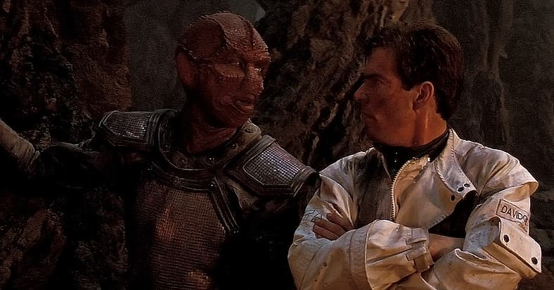 Davidge and Jareeba survive elements in Enemy Mine (1985), 20th Century Fox