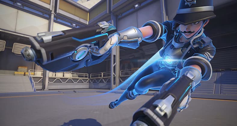 Tracer in Constable Tracer skin blinking with Pulse Pistols drawn in Overwatch 2 (2022), Blizzard