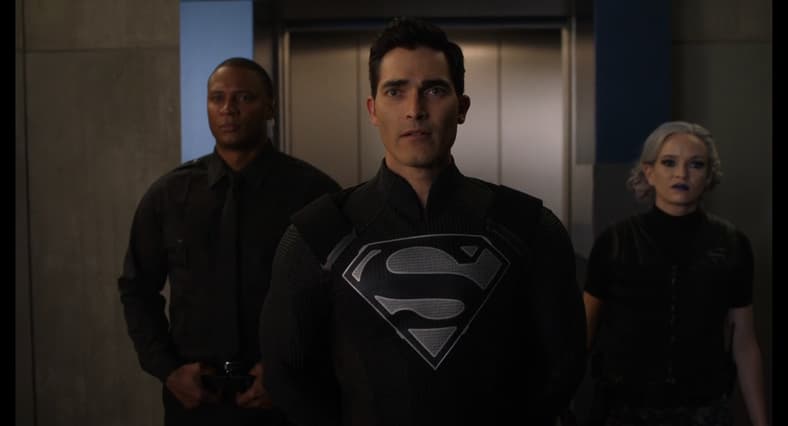 John Deegan (Tyler Hoechlin), John Diggle (David Ramsey), and Killer Frost (Danielle Panabaker) catch Alex Danvers (Chyler Leigh) and Supergirl (Melissa Benoist) in Supergirl Season 4 Episode 9 "Elseworlds, Part 3" (2018), Warner Bros. Television