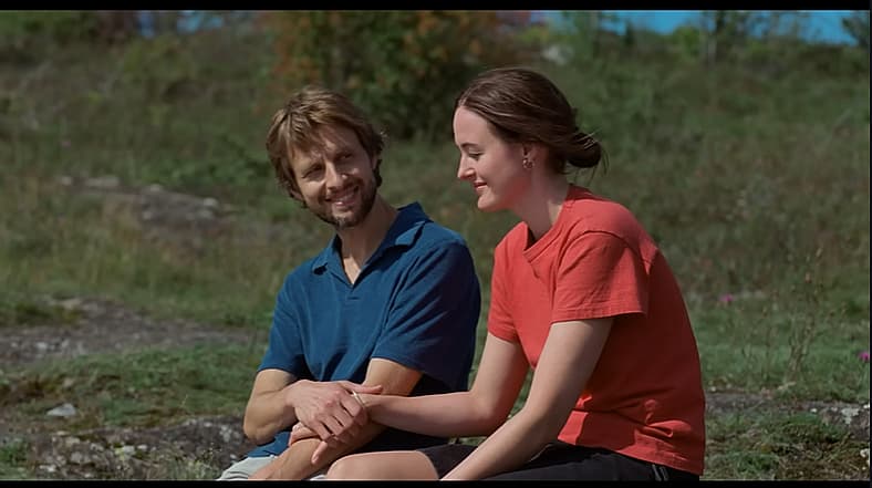 Nora Borg (Renate Reinsve) has a romantic moment with Sam (Cory Michael Smith) in Sentimenta Value