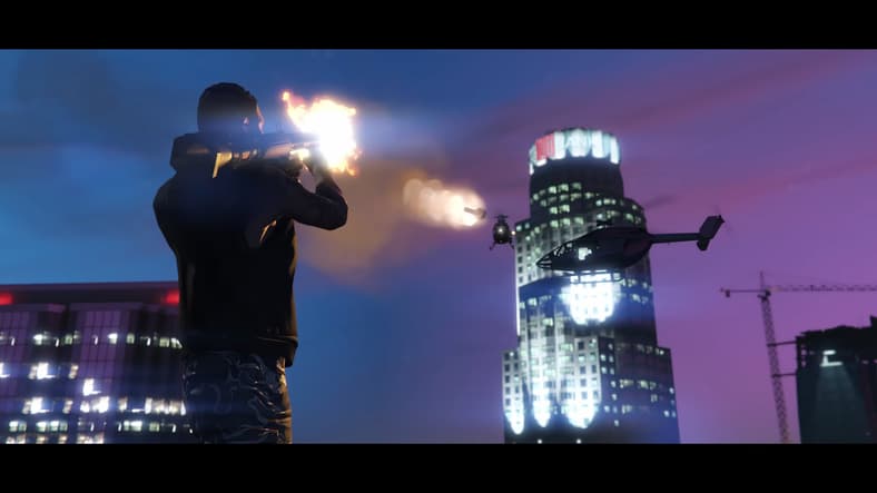 A player takes on the LSPD in Grand Theft Auto Online (2013), Rockstar Games