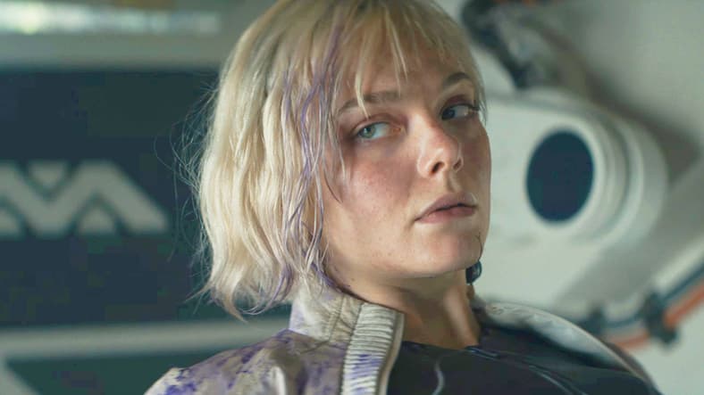 Thia (Elle Fanning) finds herself without a leg to stand on in Predator: Badlands (2025), 20th Century Studios