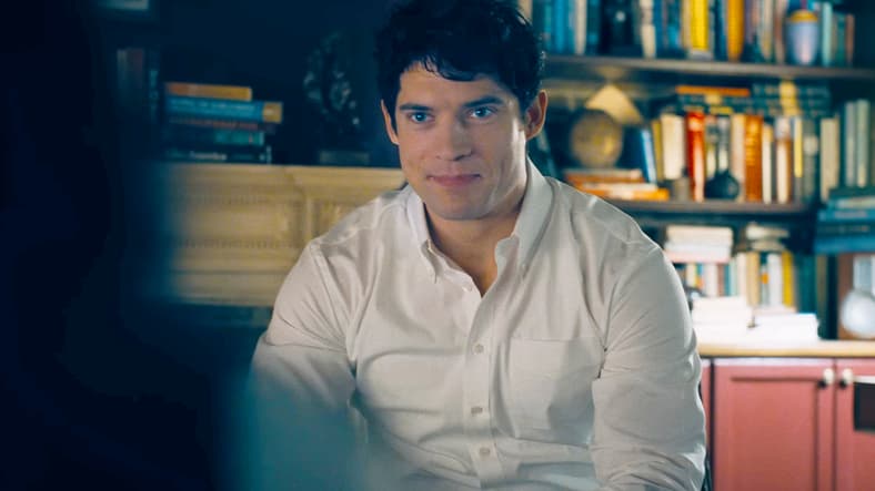 Superman (David Corenswet) gives his first interview to Lois Lane (Rachel Brosnahan) in Superman (2025), DC Studios