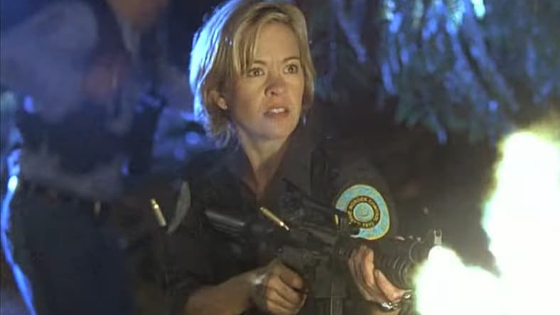 Jordan Casper (Ellie Cornell) fights ofr her life against the undead hordes in House of the Dead (2003), Boll KG Productions
