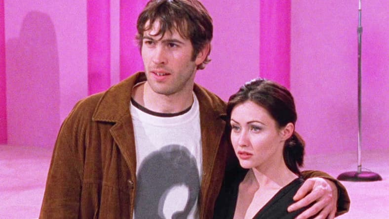 Brodie (Jason Lee) and Rene (Shannen Doherty) rekindle their relationship in Mallrats (1995), View Askew Productions