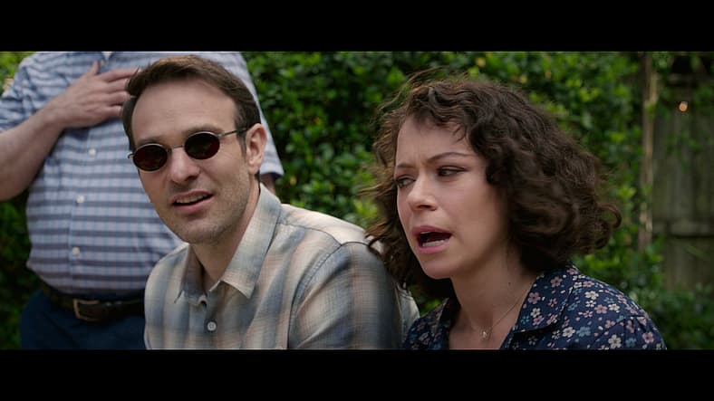 Matt Murdock (Charlie Cox) has lunch with Jennifer Walters (Tatiana Maslany) and family in