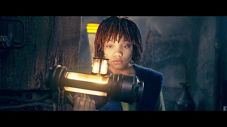 Mae (Leah Brady) readies herself to kill Osha (Lauren Brady) in The Acolyte Season 1 Episode 7