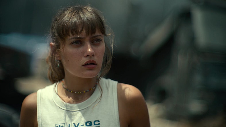 Kate (Ella Purnell) watches on as the team encounters the Alpha Queen (Athena Perample) in Army of the Dead (2021), Netflix