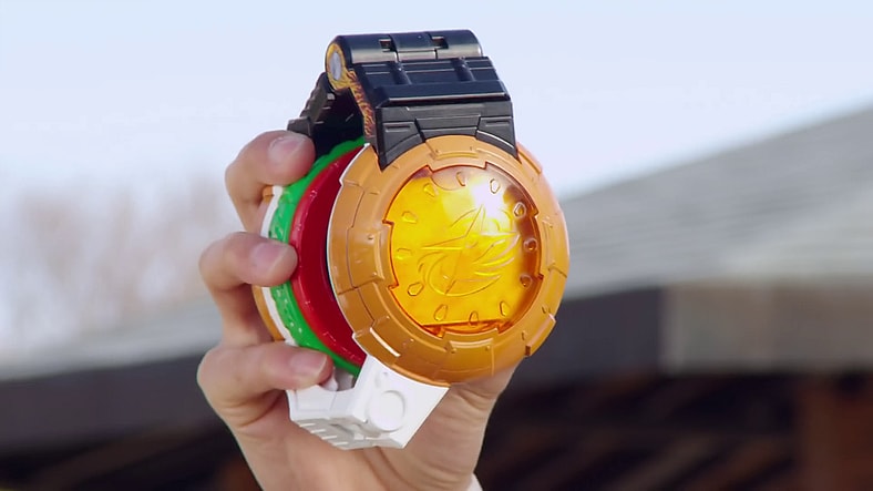 Kinji Takigawa (Hideya Tawada) shows off his Ninja StarBurger transformation device in Shuriken Sentai Ninninger Episode 10 "Yee-haw! The Gold Star Ninger" (2015), Toei Co. Ltd.