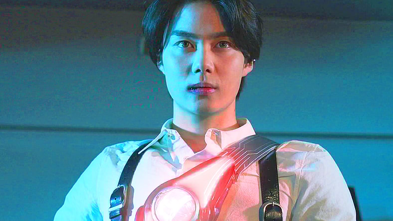 Baku Yorozu (Ryutaro Imai) prepares to henshin for the first time in Kamen Rider Zeztz Case 1 "Start" (2025), Toei Co. Ltd.