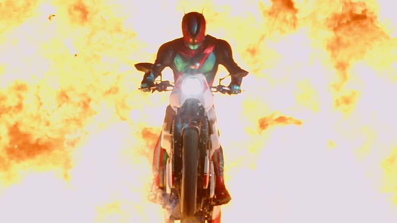 Baku Yorozu (Ryutaro Imai) rides ZERO (Eitoku/Jay Kabira) into battle in Kamen Rider Zeztz Case 2 "Explode" (2025), Toei Co. Ltd.