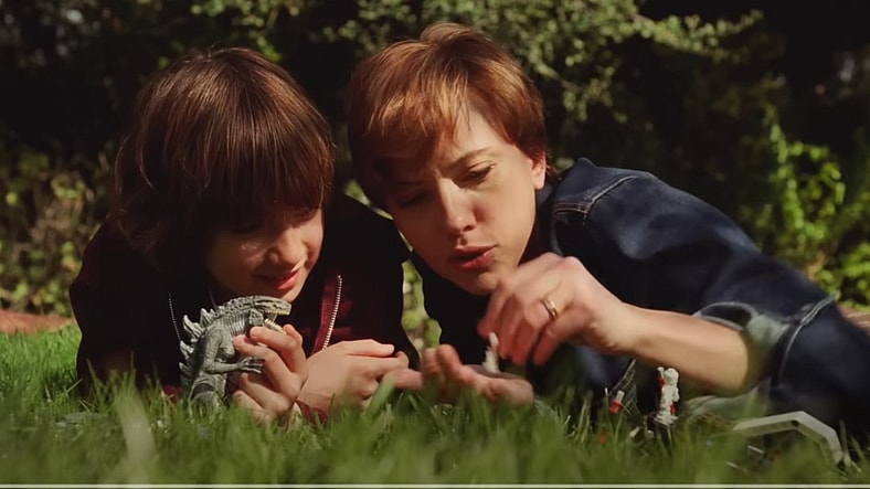 Henry (Azhy Robertson) plays with his mother, Nicole (Scarlett Johansson), in Marriage Story 2019, Netflix