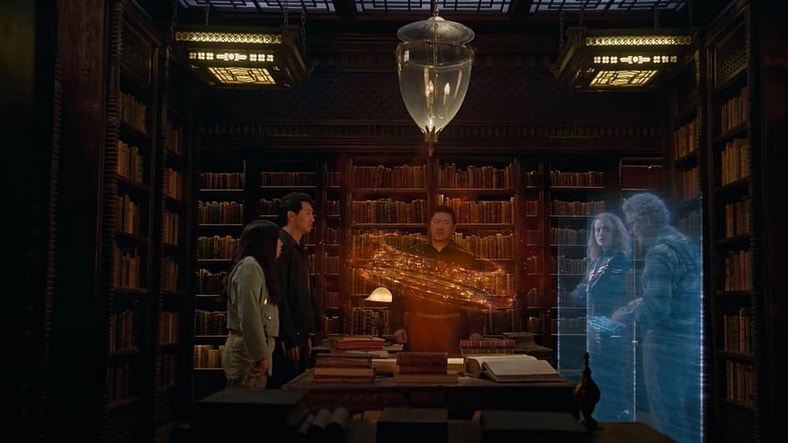 Katy(Awkwafina), shang-Chi (Simu Liu), Wong (Benedict Wong), Bruce Banner (Mark Ruffalo) and Carol Danvers (Brie Larson) in a holographic meeting in Snag-Chi and the Legend of the Ten Rings, 2021, Marvel Entertainmet