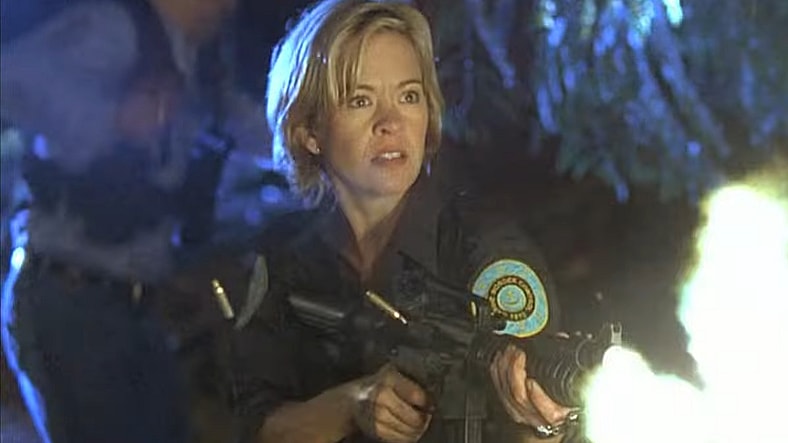 Jordan Casper (Ellie Cornell) fights ofr her life against the undead hordes in House of the Dead (2003), Boll KG Productions