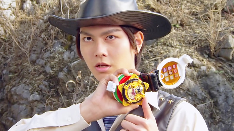 Kinji Takigawa (Hideya Tawada) prepares to battle the Yokai Daidarabotchi (Shinsuke Kusano) in Shuriken Sentai Ninninger Episode 10 "Yee-haw! The Gold Star Ninger" (2015), Toei Co. Ltd.
