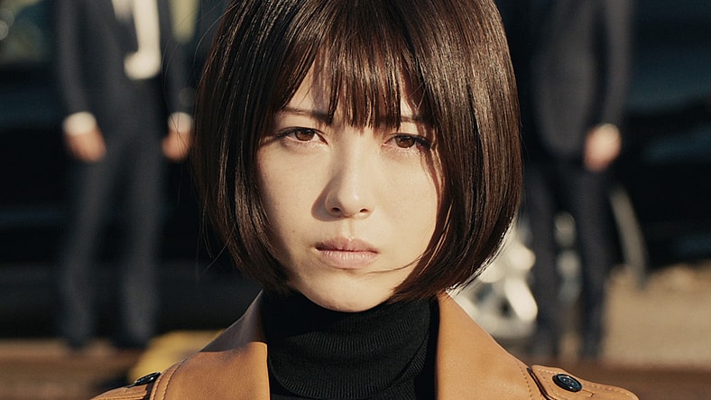 Ruriko Midorikawa (Minami Hamabe) approaches Rider-1 (Sosuke Ikematsu) with a team-up offer in Shin Kamen Rider (2023), Toei Co. Ltd.