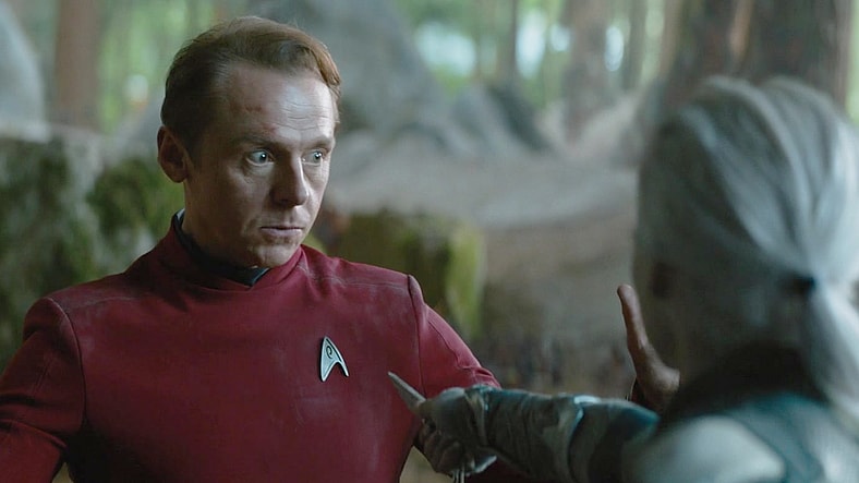 Scotty (Simon Pegg) finds himself at the mercy of Jaylah (Sofia Boutella) in Star Trek Beyond (2016), Paramount Pictures