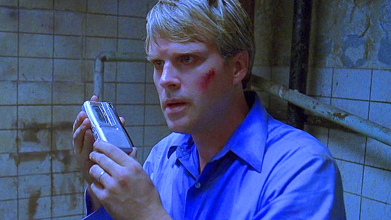 Dr. Gordon (Cary Elwes) gets his first 'clue' from Jigsaw (Tobin Bell) in Saw (2004), Lionsgate Films