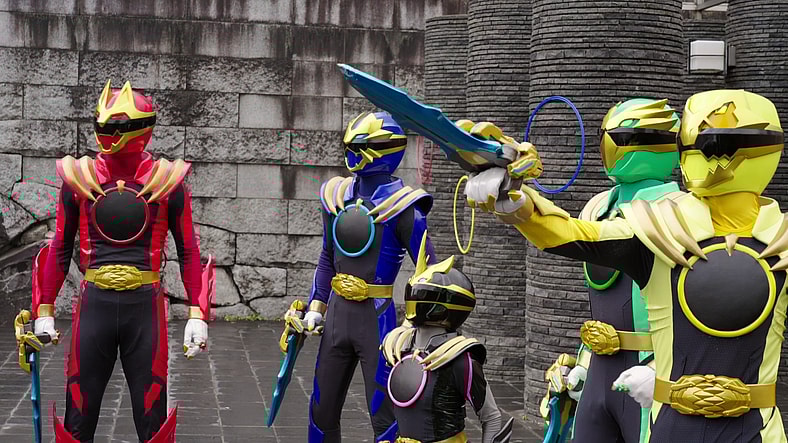 The team catches their first full look at the villainous Ring Hunter Garyudo (Karuma) in No.1 Sentai Gozyuger Episode 7 "Get Excited! Come Together, Gozyugers!" (2025), Toei Co. Ltd.