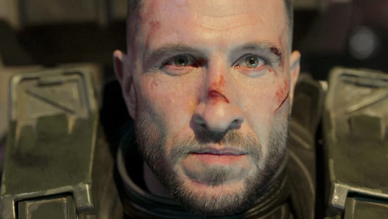 Master Chief (Pablo Schreiber) pilots a Pelican into the atmosphere of Raas Kkhotshka in Halo Season1 Episode 9 "Transcendence" (2022), Paramount Plus