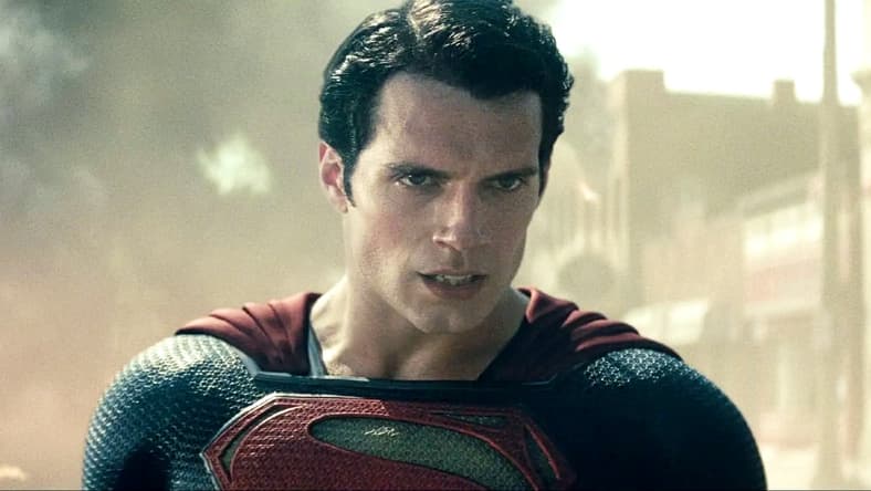 Superman (Henry Cavill) takes on Faora (Antje Traue) in Man of Steel (2013), Warner Bros. Pictures