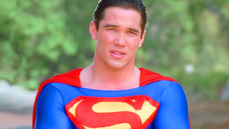 Superman (Dean Cain) is about to return some stolen property in Lois & Clark: The New Adventures of Superman Season 2 Episode 16 "Lucky Leon" (1995), Warner Bros. Television