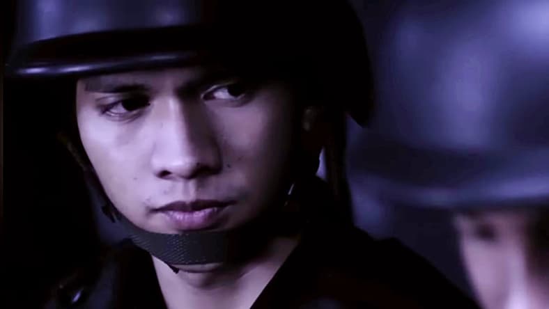 Iko Uwais has to be ready for war so he remembers to wear his helmet in The Raid (2011), Sony Pictures Classics