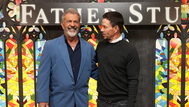 Mel Gibson To Direct Mark Wahlberg In New Film 'Flight Risk' From Lionsgate