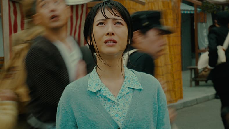 Noriko Ōishi (Minami Hanabe) is awestruck by Godzilla's presence in Godzilla Minus One (2023), Toho