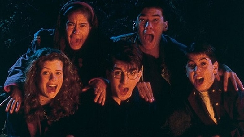 A cast of kids screaming in Are You Afraid of the Dark