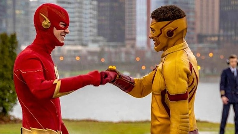 Flash and Kid Flash fist bumbp