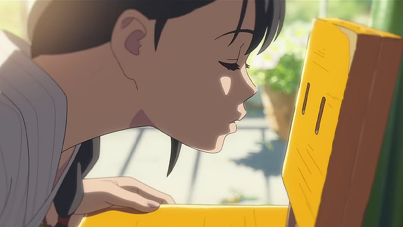 Suzume Iwato (Nanoka Hara) moves in to kiss Sota Munakata (Hokuto Masamura) in Suzume (2022), Toho Co. Ltd.