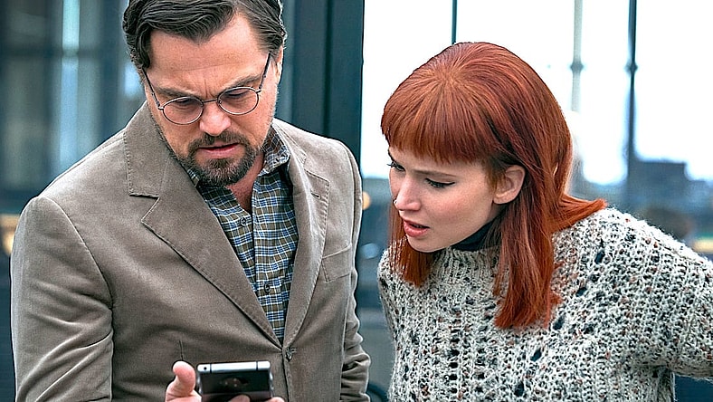 DON'T LOOK UP (L to R) LEONARDO DICAPRIO as DR. RANDALL MINDY, JENNIFER LAWRENCE as KATE DIBIASKY. Cr. NIKO TAVERNISE/NETFLIX © 2021
