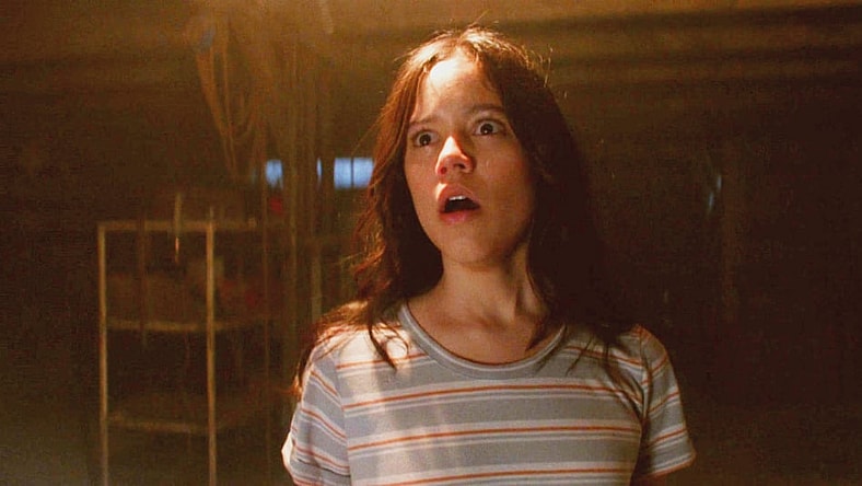 Lorraine (Jenna Ortega) finds her mutilated boyfriend in X (2022), A24