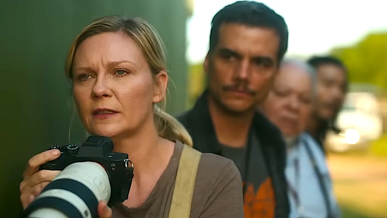 Kirsten Dunst as Lee Smith, Wagner Moura as Joel, Stephen McKinley Henderson as Sammy, and Nelson Lee as Tony in Civil War, (2024), A24