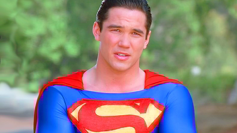 Superman (Dean Cain) is about to return some stolen property in Lois & Clark: The New Adventures of Superman Season 2 Episode 16 "Lucky Leon" (1995), Warner Bros. Television