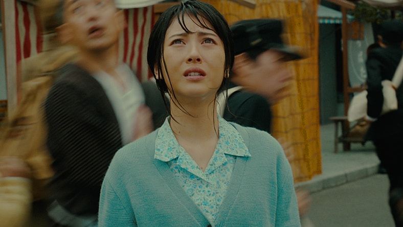 Noriko Ōishi (Minami Hanabe) finds herself completely awestruck by the King of the Monsters' actual presence in Godzilla Minus one (2023), Toho Co. Ltd.