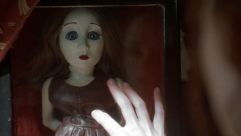 Suzi thinks her human companion (Angela Bettis) has completely lost it in May (2002), Lions Gate Films