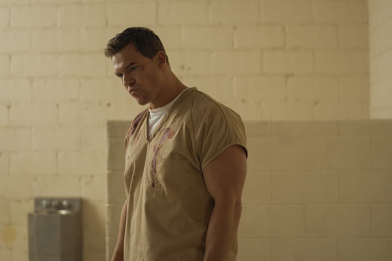 Alan Ritchson as Jack Reacher in Reacher