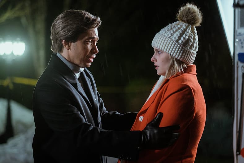 Mayor Henry Waters (Justin Long) and Winnie Carruthers (Jane Widdop) in It's a Wonderful Knife