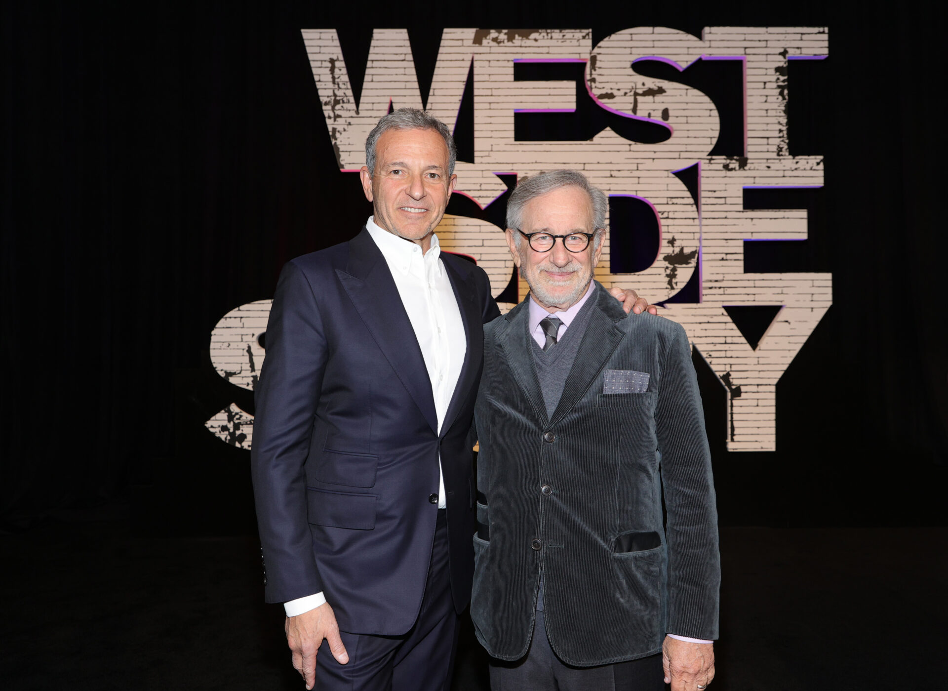 NOVA YORK, NOVA YORK – 29 DE NOVEMBRO: Bob Iger (esquerda) e Steven Spielberg comparecem à estreia de West Side Story em Nova York em 29 de novembro de 2021 na cidade de Nova York. (Foto de Jamie McCarthy/Getty Images para 20th Century Studios)