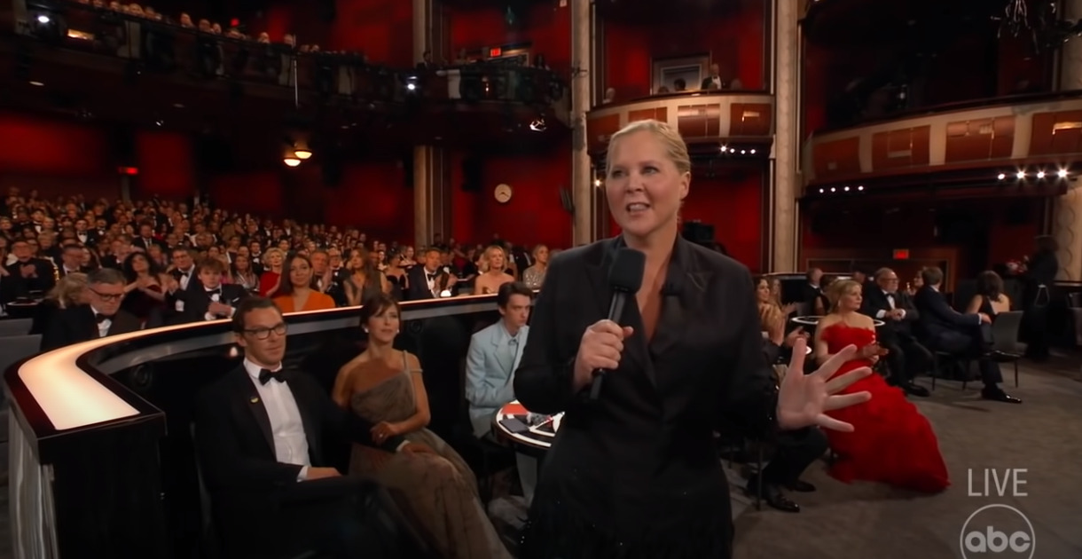 Amy Schumer parabeniza os homenageados do Governors Awards via ABC YouTube