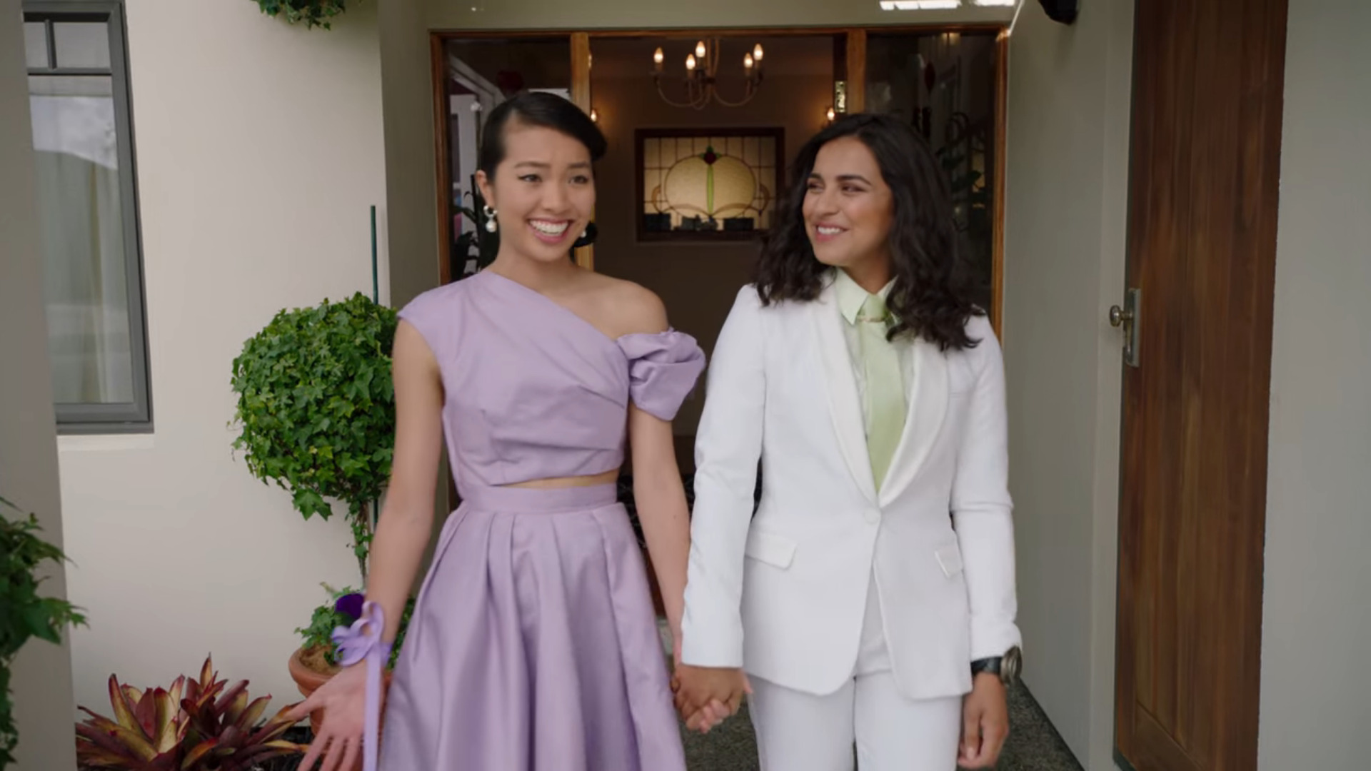 Izzy (Tessa Rao) e Fern (Jacqueline Joe) estão prontas para o baile de formatura em Power Rangers Dino Fury Temporada 2 Episódio 5 “Stitched Up” (2022), Netflix.