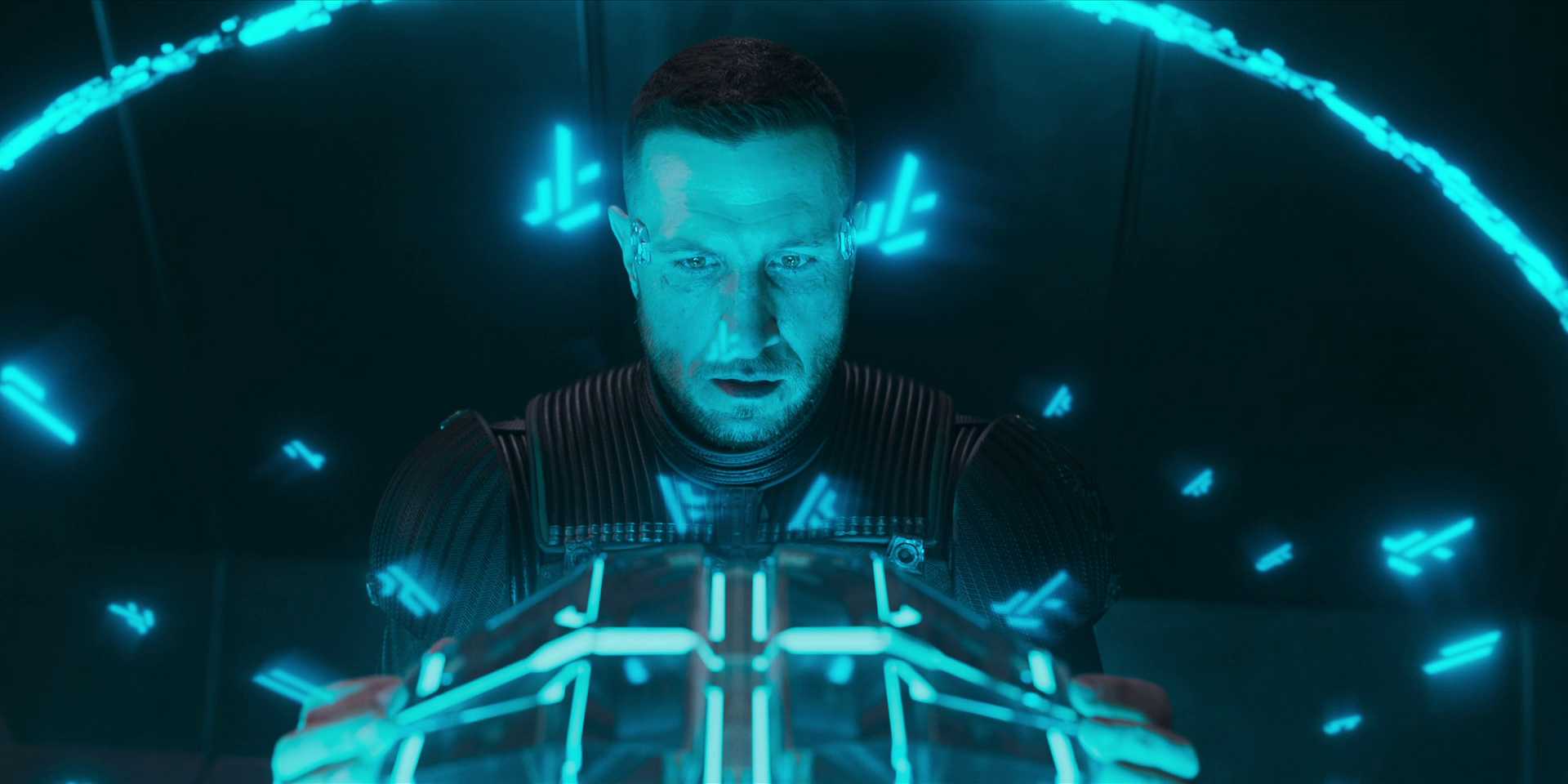 Master Chief (Pablo Schrieber) tenta assumir o controle da pedra angular no episódio 6 da 1ª temporada de Halo, “Solace” (2022), Paramount Plus