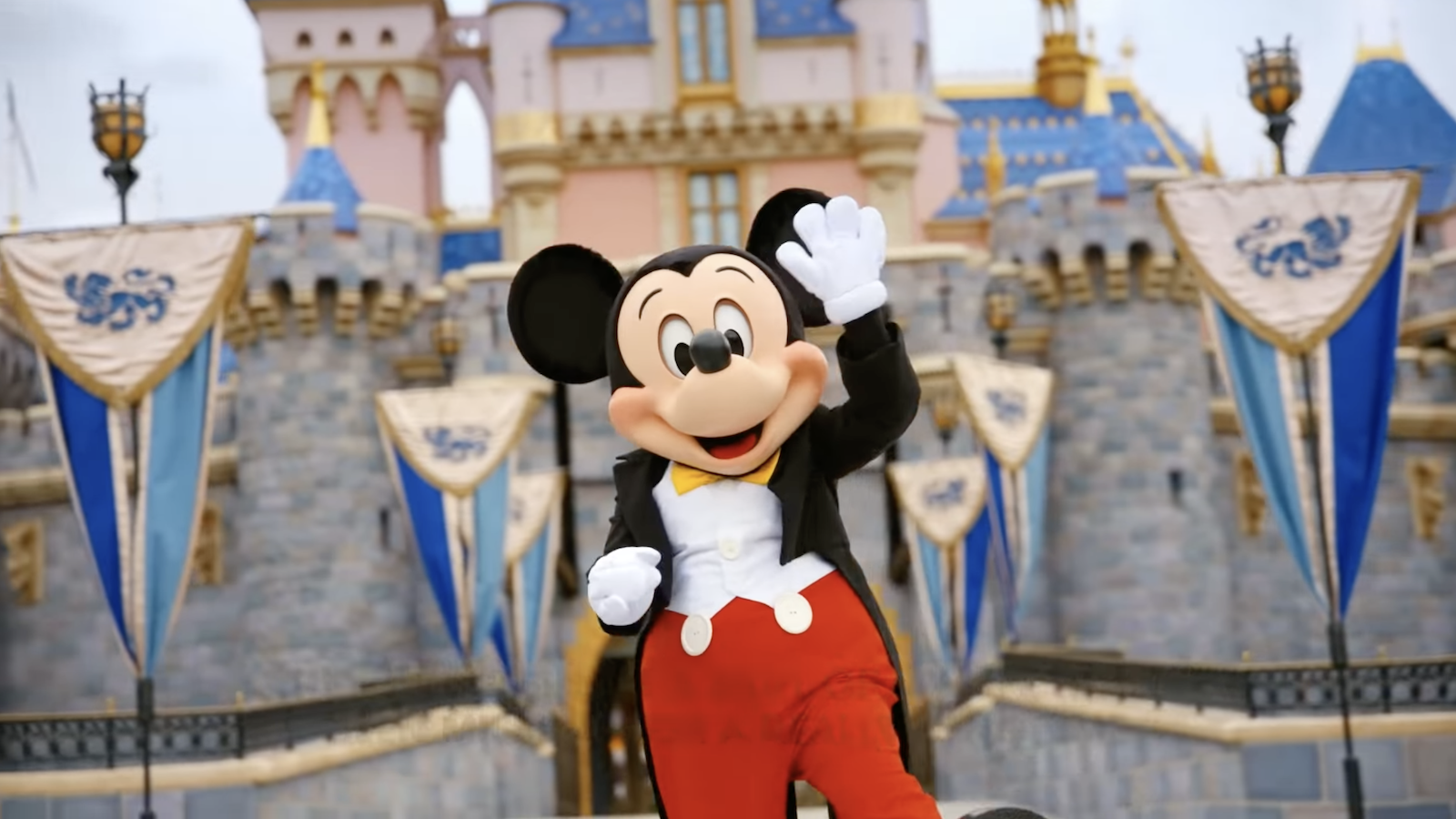 Mickey Mouse acena em frente ao Castelo da Cinderela via Disney Parks YouTube